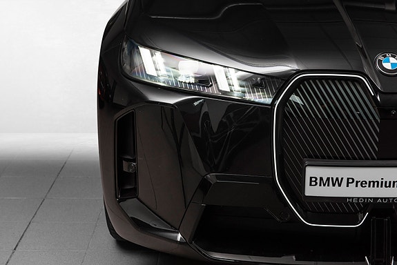 BMW iX 2 of 5