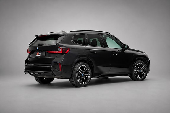 BMW iX1 3 of 5