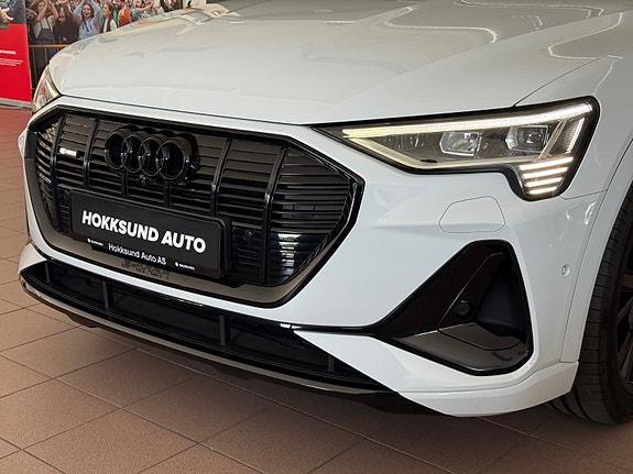Audi e-tron 3 of 5