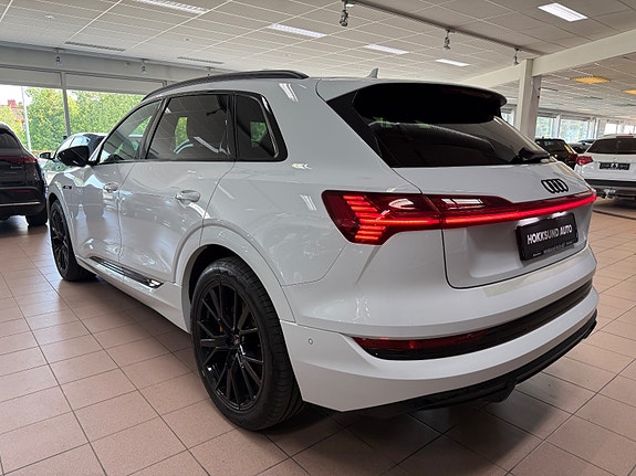 Audi e-tron 4 of 5