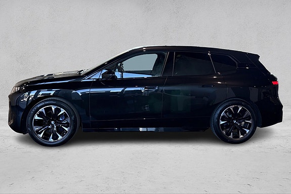 BMW iX 2 of 5