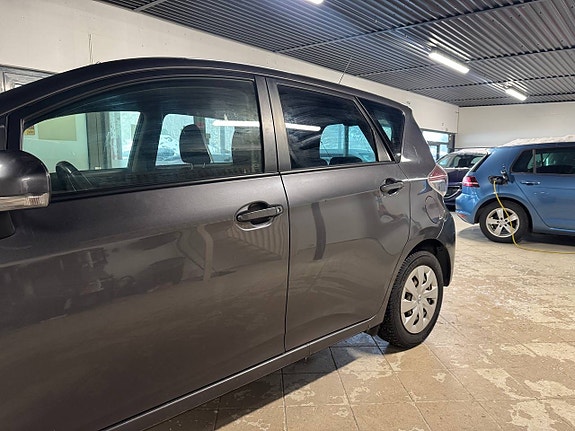 Toyota Verso-S 2 of 5