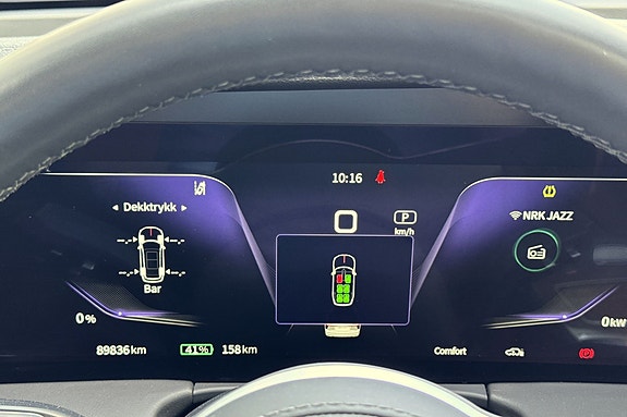 Digital instrumentering viser batteristatus og kjøredetaljer tydelig.