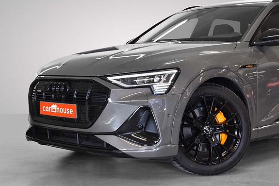 Audi e-tron 2 of 5
