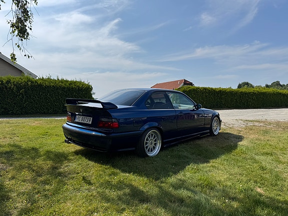 BMW 320i 2 of 5