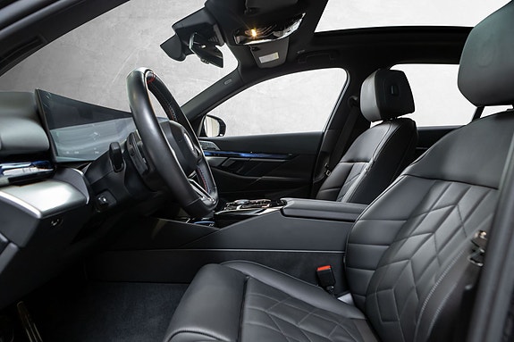 BMW i5 25 of 30