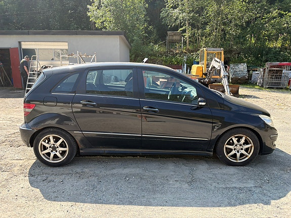 Mercedes-Benz B180 3 of 5