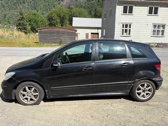 Mercedes-Benz B180 2 of 5