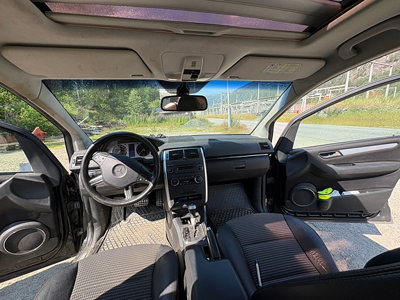 Mercedes-Benz B180 4 of 5