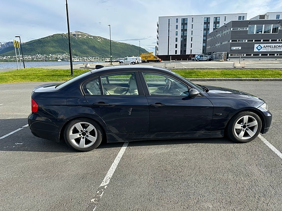 BMW 320d 4 of 5