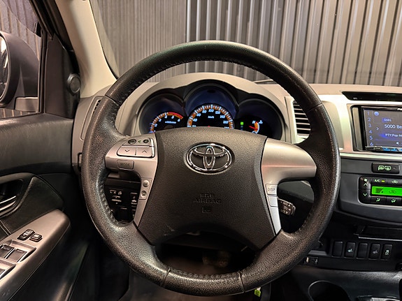 Toyota HiLux 28 of 30