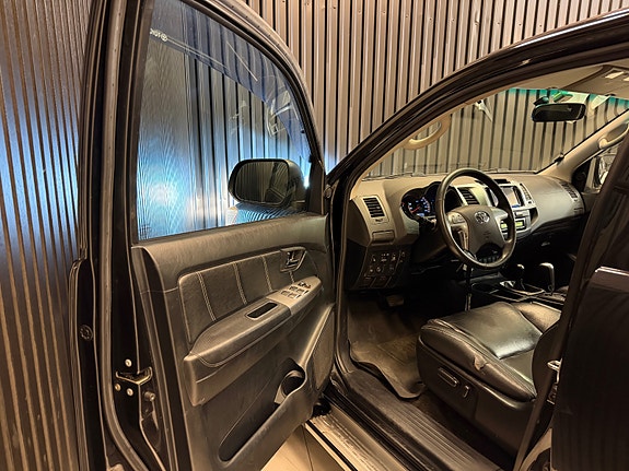 Toyota HiLux 17 of 30