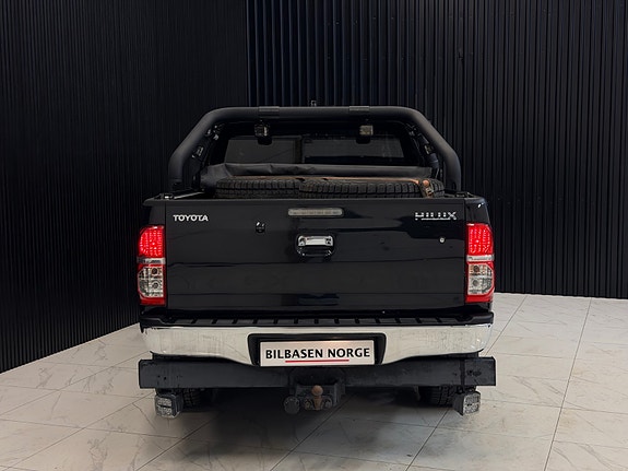 Toyota HiLux 9 of 30