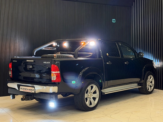 Toyota HiLux 3 of 30