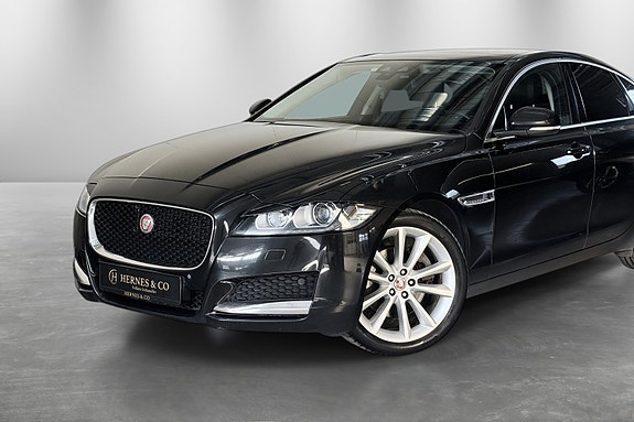 Jaguar XF 2 of 5