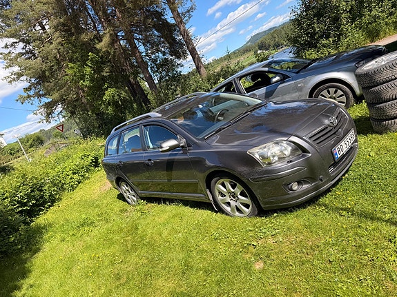 Toyota Avensis 2 of 5