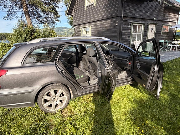 Toyota Avensis 5 of 5