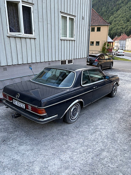 Mercedes-Benz 230 CE 3 of 5