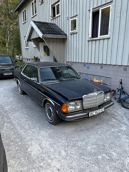 Mercedes-Benz 230 CE 2 of 5