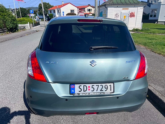 Suzuki Swift 2 of 5