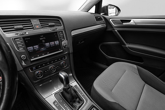 Volkswagen e-Golf VII 13 of 23