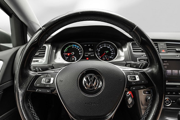 Volkswagen e-Golf VII 17 of 23