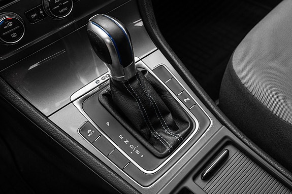 Volkswagen e-Golf VII 14 of 23