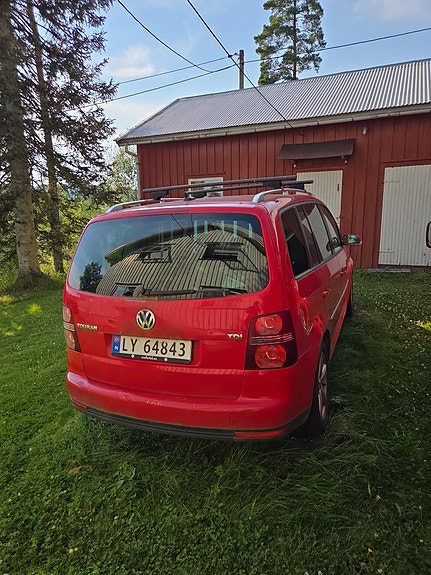 Volkswagen Touran 2 of 5