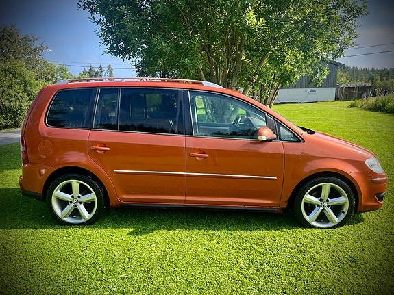Volkswagen Touran 2 of 5
