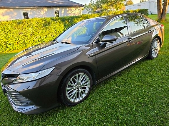 Toyota Camry 2 of 5