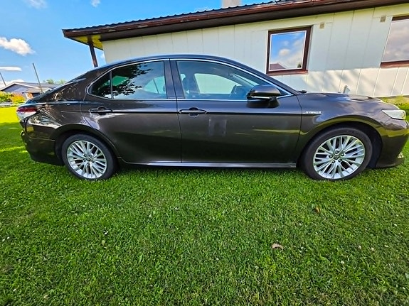 Toyota Camry 3 of 5