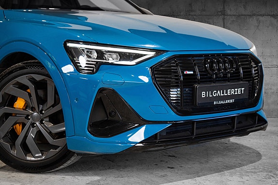 Audi e-tron 3 of 5