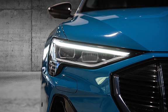Audi e-tron 4 of 5