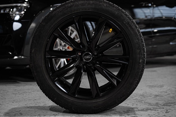 Audi e-tron 4 of 5