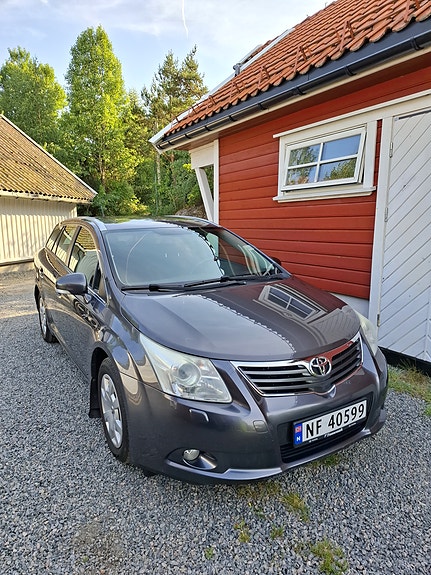 Toyota Avensis 2 of 5