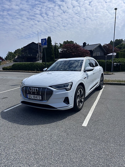 Audi e-tron 2 of 5