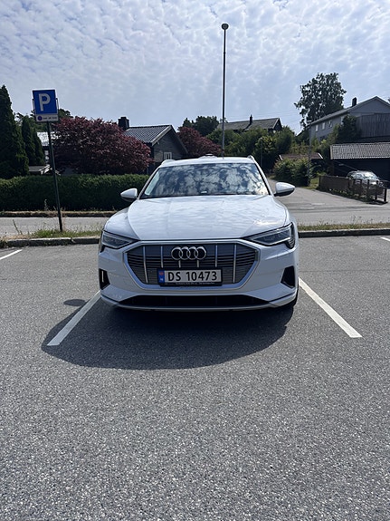 Audi e-tron 4 of 5
