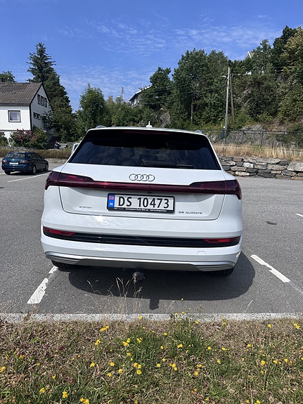Audi e-tron 3 of 5