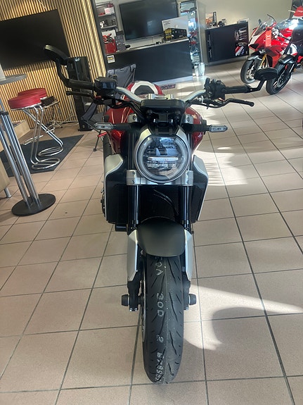 Honda CB 1000 R 2 of 8