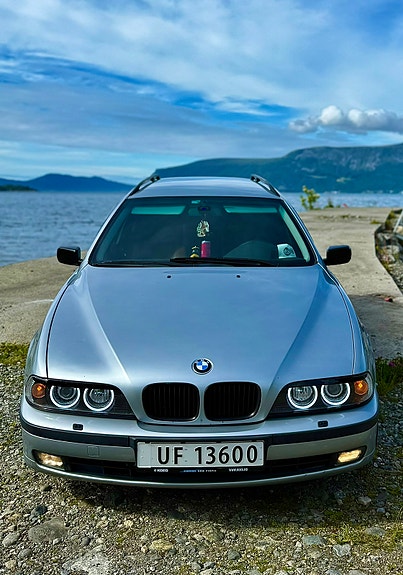BMW 523i 3 of 5