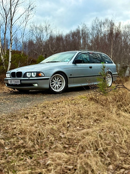 BMW 523i 2 of 5