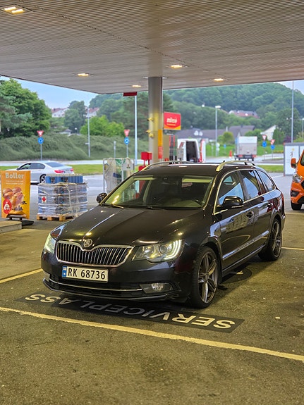 Skoda Superb 2 of 5