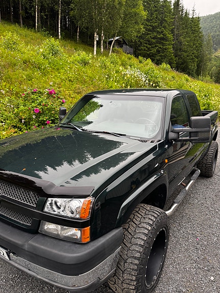 Chevrolet Silverado 3 of 5