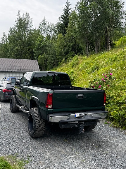 Chevrolet Silverado 2 of 5