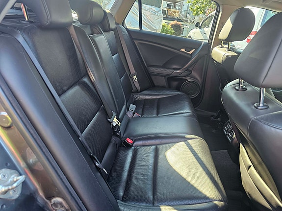 Honda Accord 10 of 23