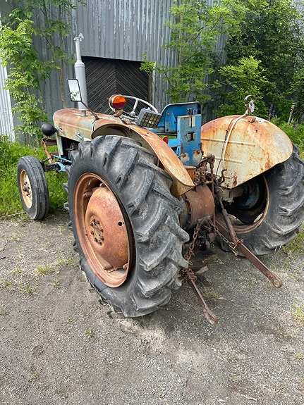 Ford Super Dexta 2 of 5