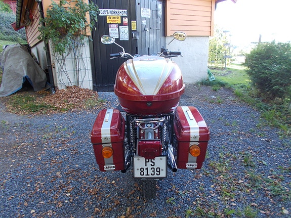 Triumph Bonneville T140 v Oil in frame 7 of 10