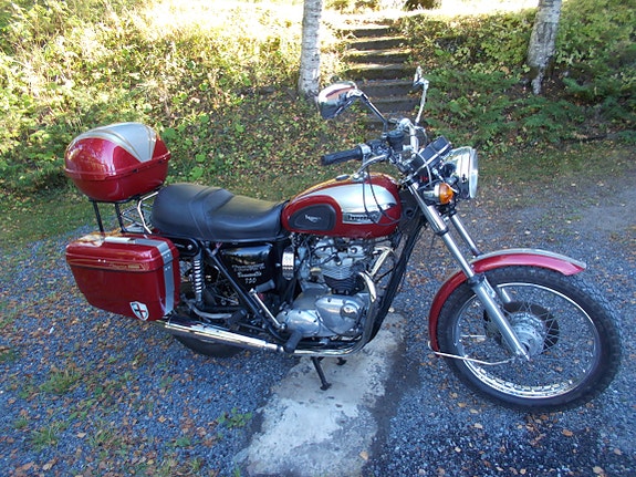Triumph Bonneville T140 v Oil in frame 9 of 10