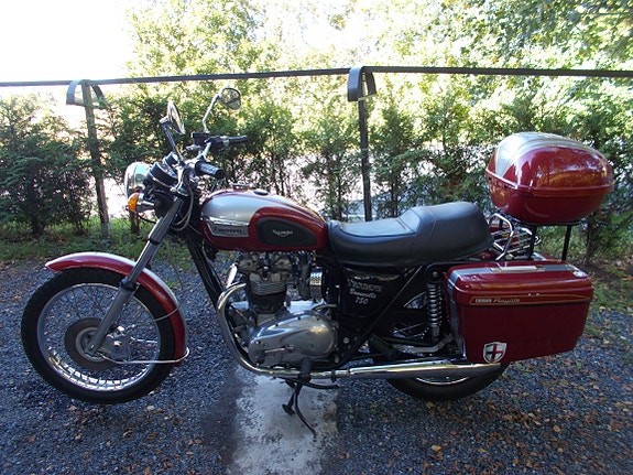 Triumph Bonneville T140 v Oil in frame 6 of 10
