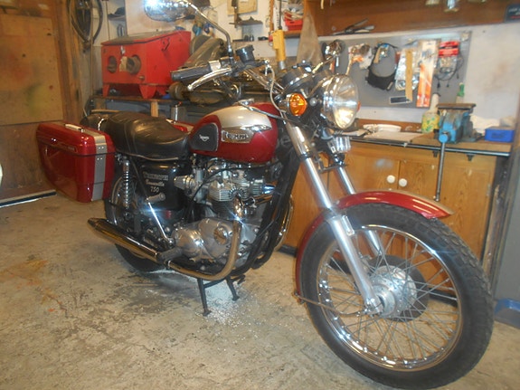 Triumph Bonneville T140 v Oil in frame 2 of 10